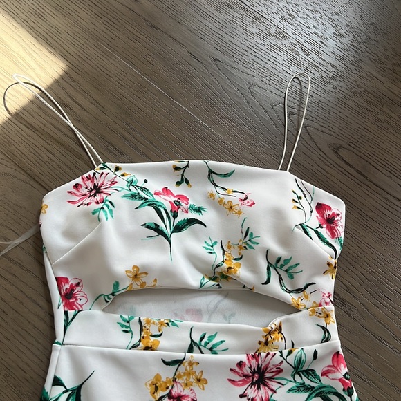 Fashionnova xs floral dress great condition only worn once no rips stains - Picture 2 of 5